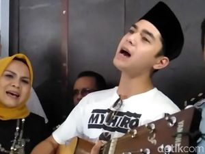 Nyanyian dan Dukungan Al Ghazali untuk Ahmad Dhani Nyanyian dan Dukungan Al Ghazali untuk Ahmad Dhani