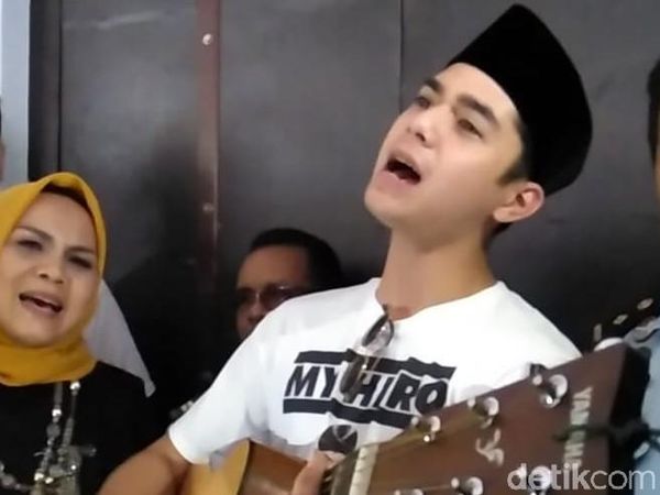 Nyanyian dan Dukungan Al Ghazali untuk Ahmad Dhani