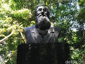 Patung Pertama Wallace di Luar Inggris Berdiri di Tangkoko Patung Pertama Wallace di Luar Inggris Berdiri di Tangkoko