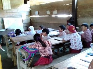 Tak Punya Gedung Sekolah, Murid di Sulbar Belajar di Kolong Rumah