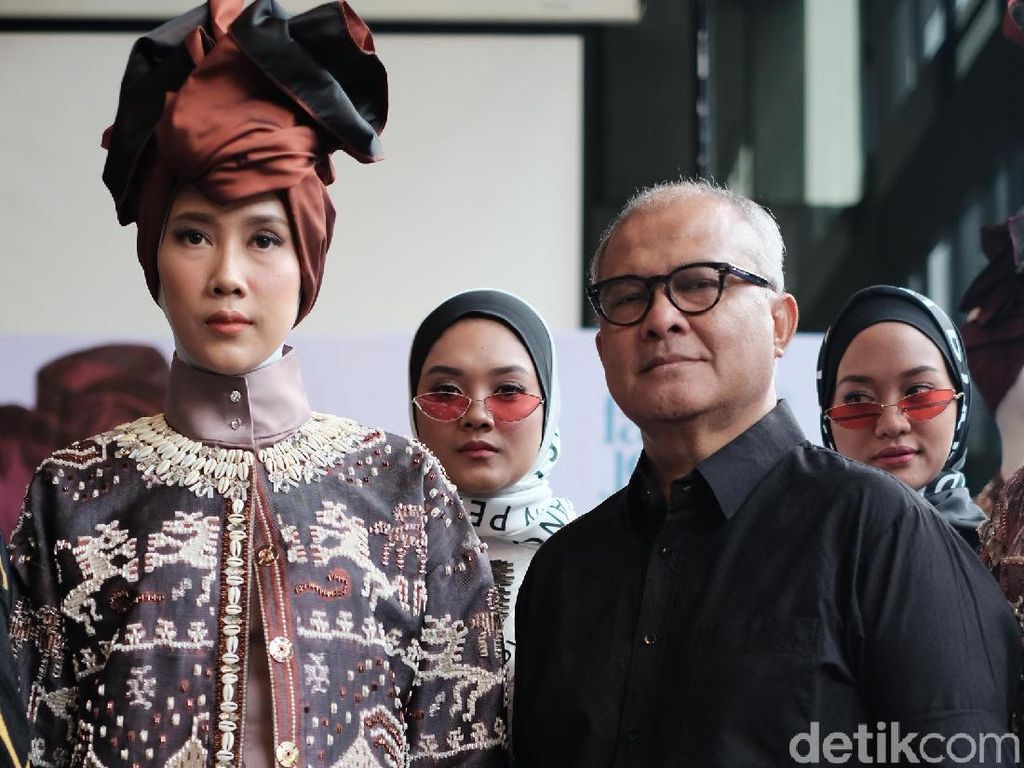 Itang Yunasz Kenalkan Indahnya Sumba di New York Fashion Week 2019 Itang Yunasz Kenalkan Indahnya Sumba di New York Fashion Week 2019