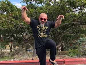 Foto: Ketika Master Roshi Jalan-jalan