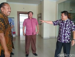 Mantan Bupati Suyoto Penuhi Panggilan Kejari Bojonegoro