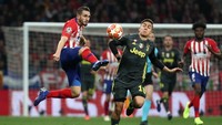 Paulo Dybala mendapat momentum melakukan serangan balik. Bola berhasil dipatahkan lawan. (Foto: Sergio Perez/Reuters)