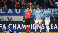 Langkah untuk mengejar defisit gol tampak kian berat setelah Nicolas Otamendi mendapat kartu kuning kedua pada menit ke-69. (Foto: Wolfgang Rattay/Reuters)