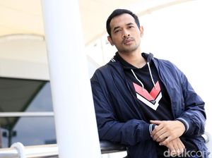 Oka Antara Ingin Dua Dunia Demi Keluar dari Perangkap The Raid Oka Antara Ingin Dua Dunia Demi Keluar dari Perangkap The Raid
