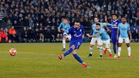 Babak pertama berakhir untuk keunggulan Schalke 2-1. Nabil Bantaleb menjadi pencetak sepasang gol The Royal Blues via tendangan penalti. (Foto: Matthew Childs/Reuters)