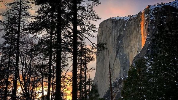 Menikmati Keindahan Air Terjun Api di Taman Nasional Yoesemite