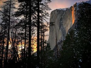 Menikmati Keindahan Air Terjun Api di Taman Nasional Yoesemite Menikmati Keindahan Air Terjun Api di Taman Nasional Yoesemite