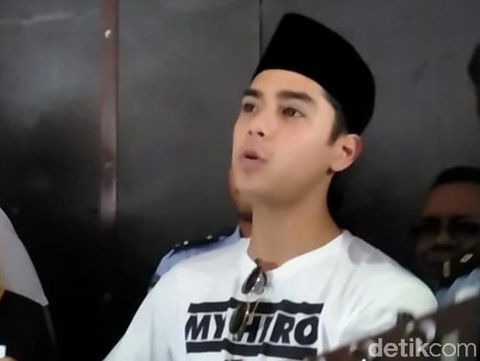Al saat menjenguk sang ayah di Surabaya/ 