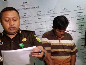 Hap! Jaksa Tangkap Koruptor Marzuki Saat Sedang Beli Makanan Hap! Jaksa Tangkap Koruptor Marzuki Saat Sedang Beli Makanan
