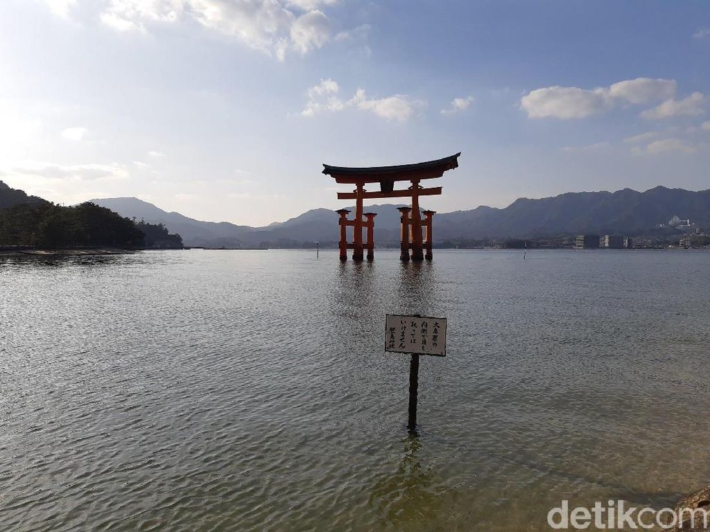 Tempat Pemujaan dan Kuil Terapung Jepang yang Mistis Tempat Pemujaan dan Kuil Terapung Jepang yang Mistis