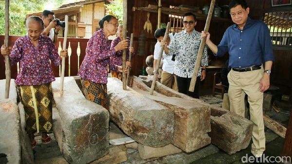 Lengan Kemeja Digulung, Begini Gaya Jonan ke Banyuwangi