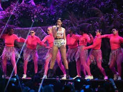 Aksi Keren Dua Lipa di Panggung Lazada Super Party