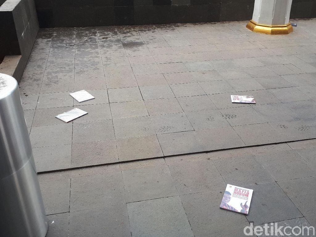 Gedung KPK Dilempari Buku Tulisan Rohadi PNS Tajir Gedung KPK Dilempari Buku Tulisan Rohadi PNS Tajir