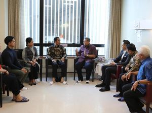 Kaesang Temani Jokowi Jenguk Ani Yudhoyono di Singapura Kaesang Temani Jokowi Jenguk Ani Yudhoyono di Singapura