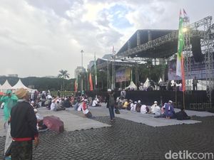 Peserta Munajat dan Zikir 212 Mulai Berkumpul di Monas Peserta Munajat dan Zikir 212 Mulai Berkumpul di Monas