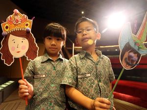 Puluhan Siswa SD Diajari Mewarnai Topeng Kertas