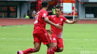 Persija unggul lebih dulu sejak babak pertama. Gol dicetak Fitra Ridwan pada menit ketiga, yang memanfaatkan tendangan bebas Ismed Sofyan. Skor 1-0 bertahan hingga jeda.
