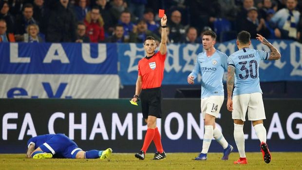 Kartu merah sempat mewarnai laga leg pertama Schalke vs Man City.