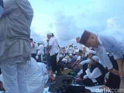 Peserta Munajat 212 Salat Magrib Berjemaah di Monas