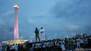 Potret Peserta Munajat 212 Salat Magrib Berjemaah