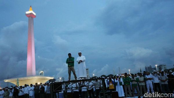 Potret Peserta Munajat 212 Salat Magrib Berjemaah