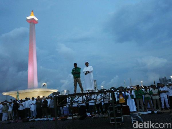 Potret Peserta Munajat 212 Salat Magrib Berjemaah