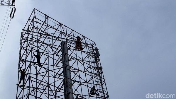Reklame Ilegal di Jakarta Mulai Ditindak Tegas