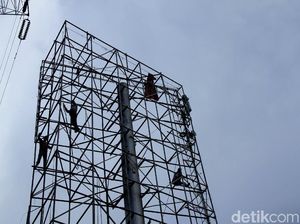Reklame Ilegal di Jakarta Mulai Ditindak Tegas Reklame Ilegal di Jakarta Mulai Ditindak Tegas