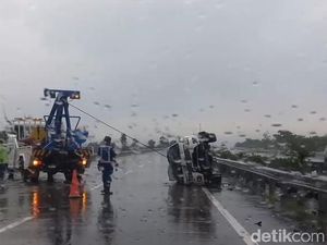 Benturan, 2 Mobil Terguling dan Tabrak Guardrail di Tol Pandaan