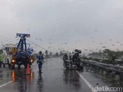Benturan, 2 Mobil Terguling dan Tabrak Guardrail di Tol Pandaan