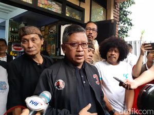 Banner Jokowi-Maruf Dirusak di Situbondo, Hasto Ungkit Obor Rakyat