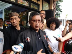 Hasto: Jokowi Tak Hobi Berkuda, Hobinya Blusukan ke Rakyat