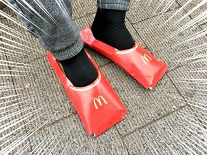 Keren! Sepatu Ini Terbuat dari Bungkus Kentang Goreng McDonalds