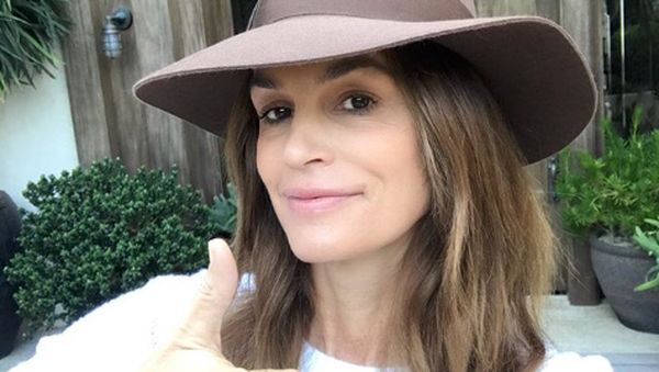 Berusia 53 Tahun, Cindy Crawford Masih Layak Disebut Hot Mom?