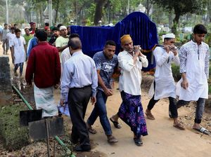 Korban Kebakaran Gudang Kimia Bangladesh Dimakamkan