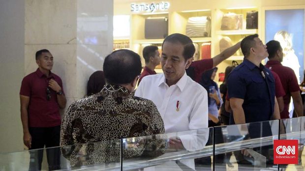 Joko Widodo berbincang dengan Sekretaris Kabinet Pramono Anung di Bintaro Jaya Xchange Mall.