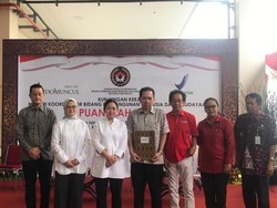 Puan Maharani Serahkan Izin Edar Kapsul Lunak Sido Muncul