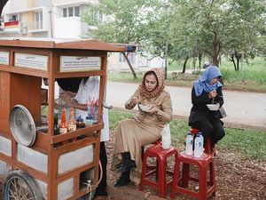 Jajan Mie Ayam dan Rujak Bebeg ala Bupati Karawang Cellica Nurrachadiana Jajan Mie Ayam dan Rujak Bebeg ala Bupati Karawang Cellica Nurrachadiana