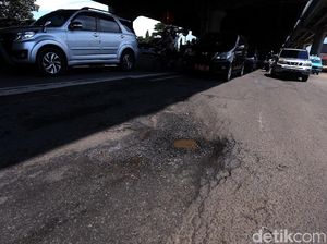 Duh! Jalan DI Panjaitan di Jakarta Timur Berlubang