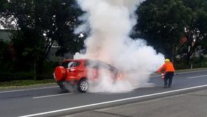 Penampakan Mobil Terbakar di Tol Waru Juanda