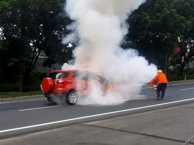 Penampakan Mobil Terbakar di Tol Waru Juanda