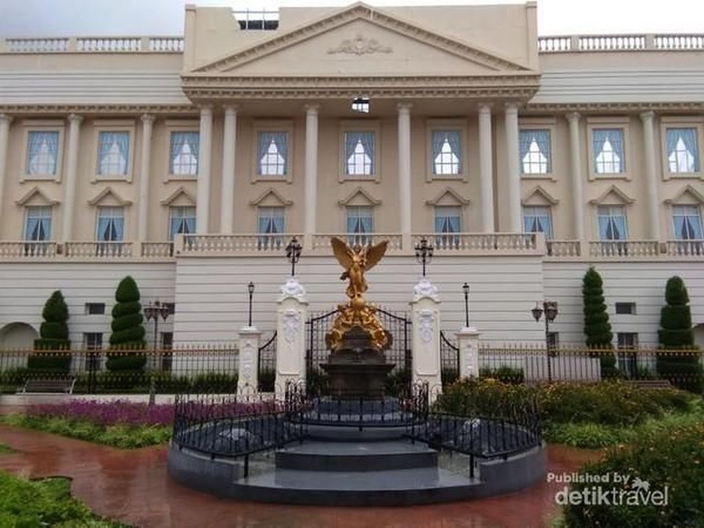Replika Tembok Berlin dan Istana Buckingham Ada di Kota Batu Replika Tembok Berlin dan Istana Buckingham Ada di Kota Batu