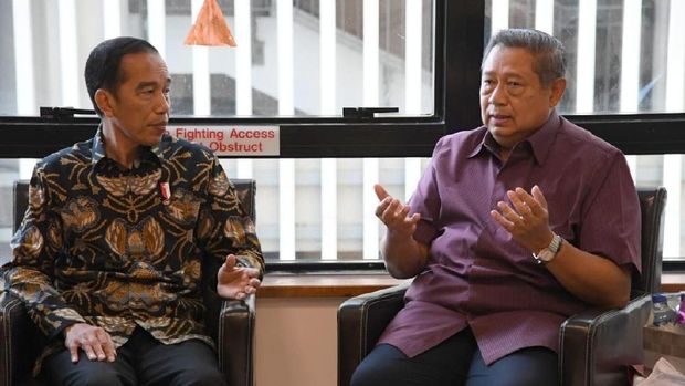 Jokowi Jenguk Ibu Ani