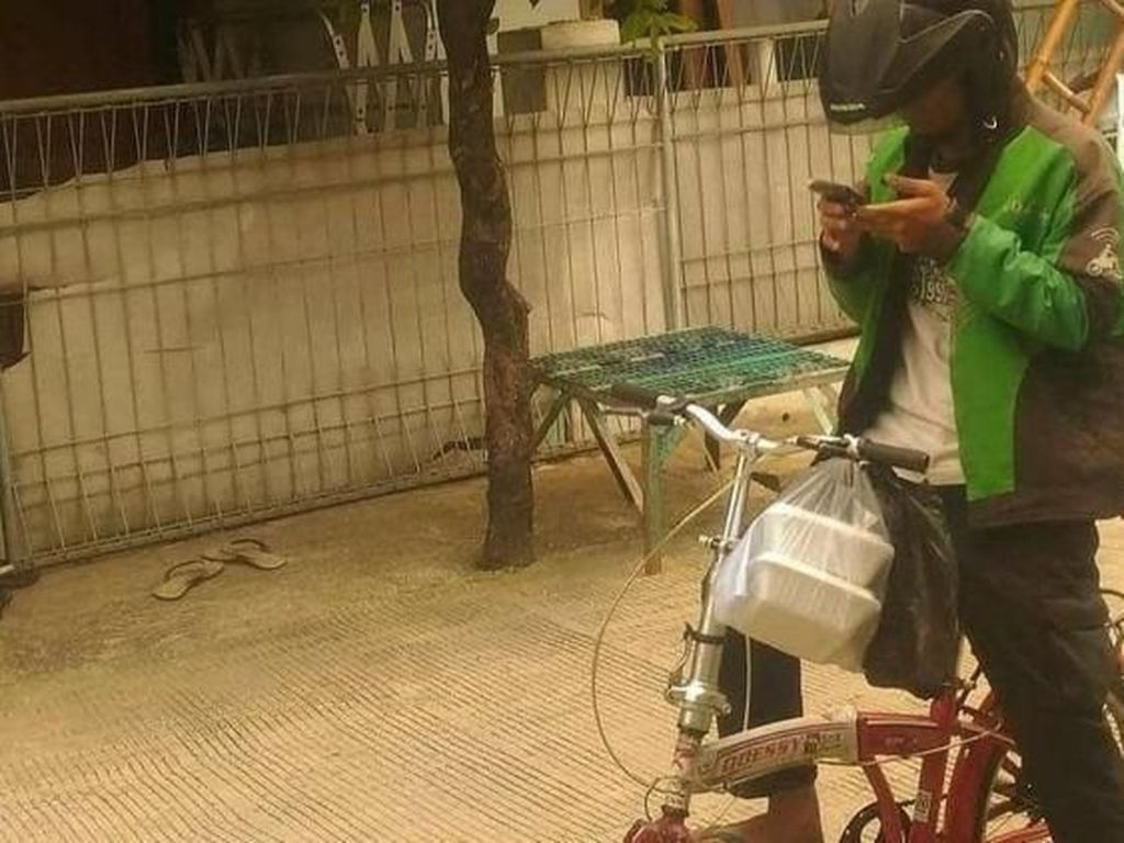 Terjang Banjir hingga Naik Sepeda, Ini Kisah Driver Ojol Antar Makanan Terjang Banjir hingga Naik Sepeda, Ini Kisah Driver Ojol Antar Makanan