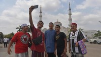 Sesekali para punggawa Garuda Muda berfoto bersama sejumlah umat muslim Indonesia seusai melaksanakan Salat Jumat. Antara Foto/Nyoman Budiana.