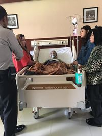 Meldi jenguk kakek di Jember