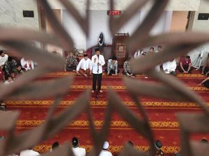 Sebar Ribuan Sertifikat di Selatan Jakarta, Jokowi Nyambi Belanja Sebar Ribuan Sertifikat di Selatan Jakarta, Jokowi Nyambi Belanja