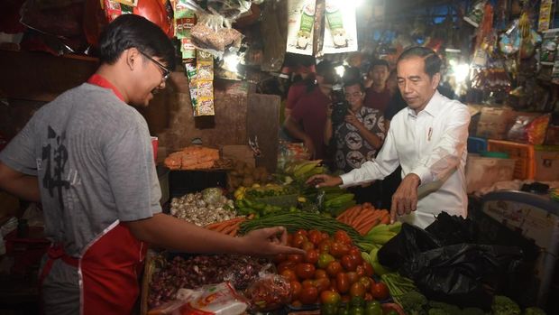 Presiden Joko Widodo (kanan) berdialog dengan pedagang saat mengunjungi Pasar Minggu, Jakarta, Jumat (22/2).